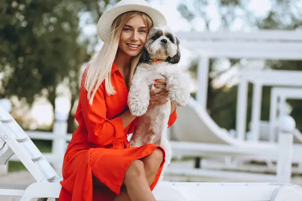 Mulher Bonita Com Seu Cão Bonito Férias — Fotografia de Stock