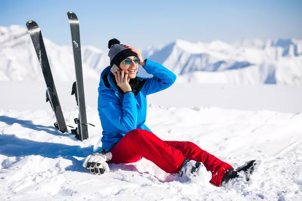Donna Sciare Montagna Parlare Telefono — Foto Stock