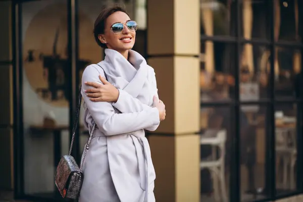 ストリートの外のコートで若いビジネス女性 — ストック写真
