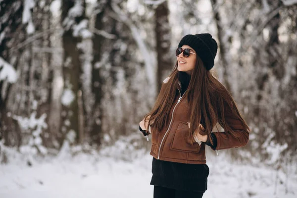 Ładna Kobieta Zimowym Parku Kapeluszu Przytulnej Kurtce — Zdjęcie stockowe