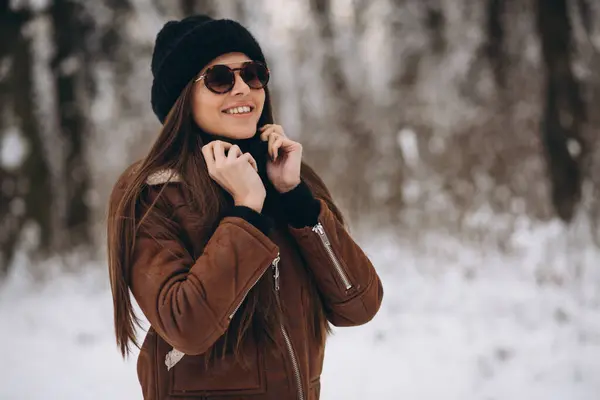 Vacker Kvinna Vinterparken Bär Hatt Och Mysig Jacka — Stockfoto