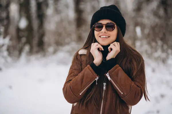 Όμορφη Γυναίκα Στο Πάρκο Χειμώνα Φορώντας Καπέλο Και Άνετο Σακάκι — Φωτογραφία Αρχείου