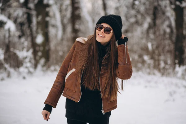 Красивая Женщина Зимнем Парке Шляпе Уютной Куртке — стоковое фото