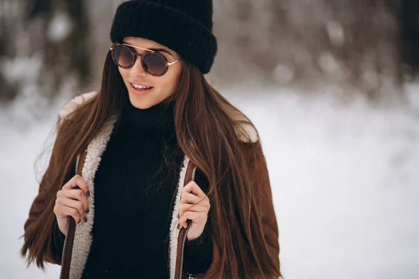 冬天公园里戴着帽子 穿着舒适夹克的漂亮女人 — 图库照片