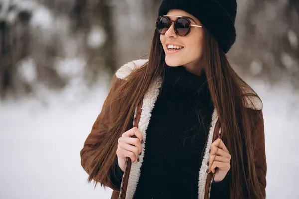 Vacker Kvinna Vinterparken Bär Hatt Och Mysig Jacka — Stockfoto