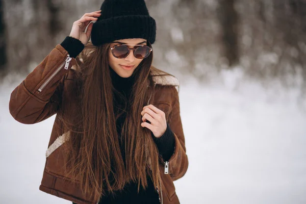 Bella Donna Nel Parco Invernale Indossando Cappello Giacca Accogliente — Foto Stock