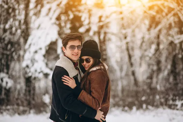 Para Walentynki Zimowym Lesie — Zdjęcie stockowe
