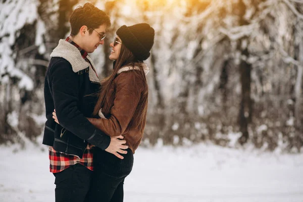 Sevgililer Günü Nde Kış Ormanda Çift — Stok fotoğraf