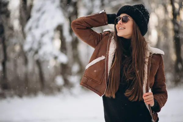 Kvinnan Poserar Vinterskogen — Stockfoto