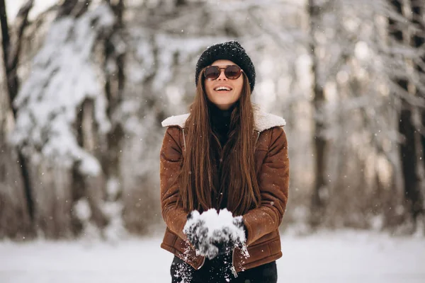 Женщина Снегом Руках Снаружи — стоковое фото