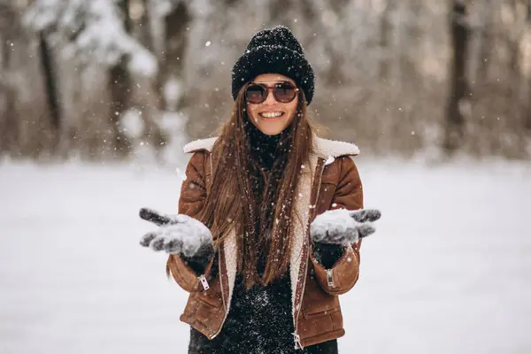 Vrouw Met Sneeuw Handen Buiten — Stockfoto
