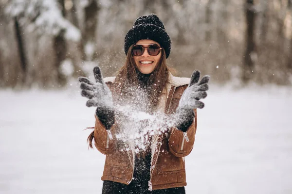 Женщина Снегом Руках Снаружи — стоковое фото