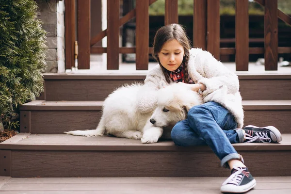 Meisje Met Hond Buiten — Stockfoto