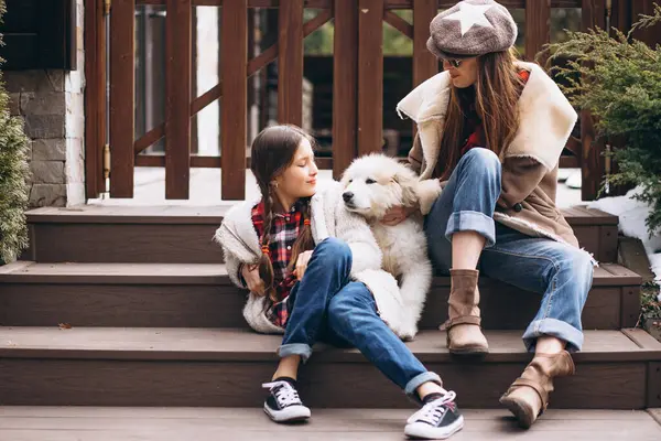 Mutter Und Tochter Mit Hund Draußen — Stockfoto