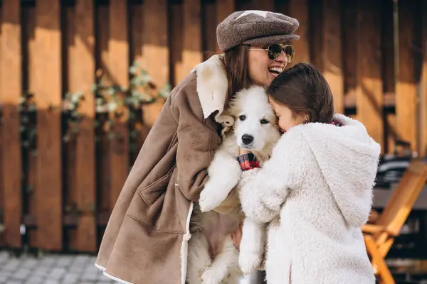 Mutter Und Tochter Mit Hund Draußen — Stockfoto