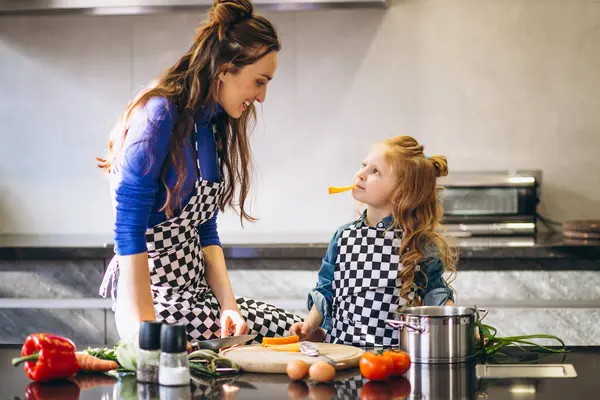 Madre Figlia Che Cucinano Casa — Foto Stock