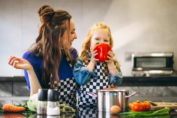Madre Figlia Che Cucinano Casa — Foto Stock