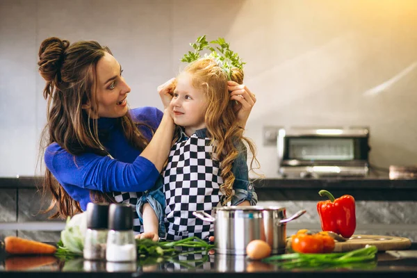 Anne Kızı Evde Yemek — Stok fotoğraf