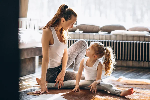 Moeder Dochter Yoga Thuis — Stockfoto