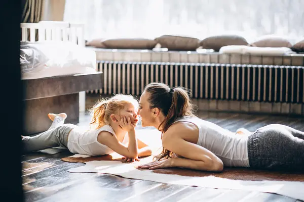 Mutter Und Tochter Yoga Hause — Stockfoto