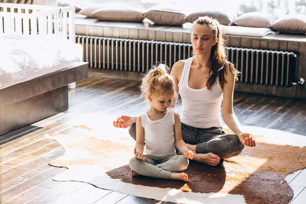 Mutter Und Tochter Yoga Hause — Stockfoto