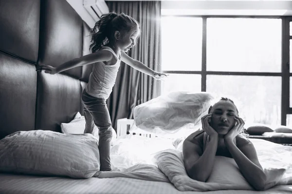 Anne ve kızı oynuyor.