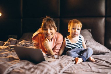 Anne ve oğlu bilgisayarda çalışıyor.