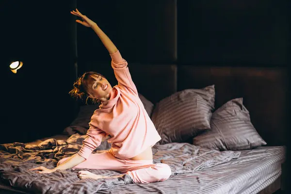 Vrouw Doet Yoga Bed — Stockfoto