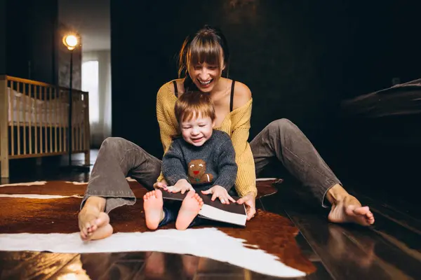 Mutter Mit Ihrem Sohn Beim Lesen — Stockfoto