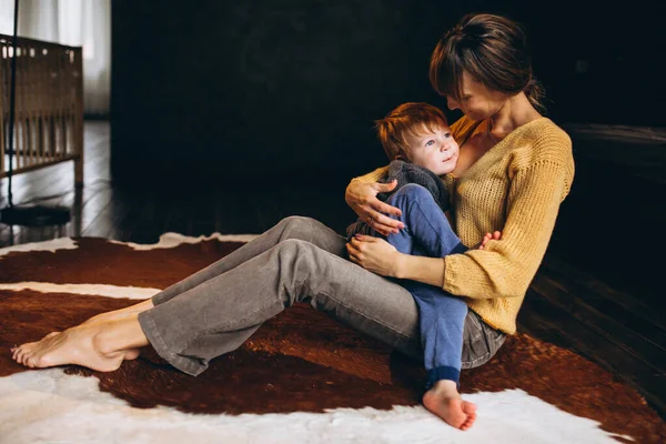 Mutter Mit Ihrem Sohn Beim Spielen Zimmer — Stockfoto