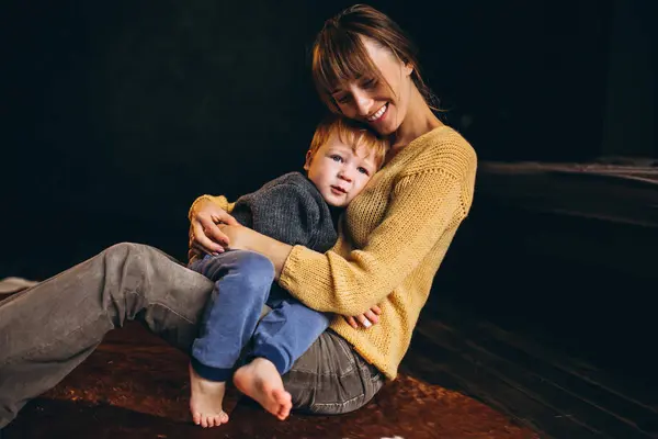 Mutter Mit Ihrem Sohn Beim Spielen Zimmer — Stockfoto