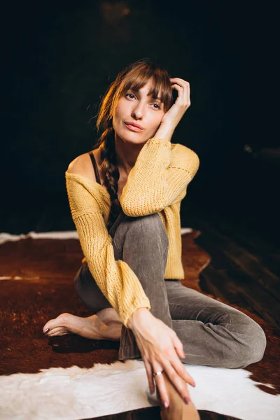 Jovem Mulher Suéter Amarelo Seu Quarto — Fotografia de Stock