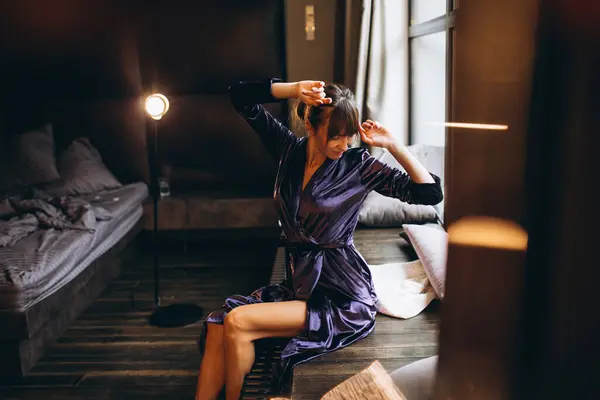 ベッドルームの紫色のバスローブの女性 — ストック写真