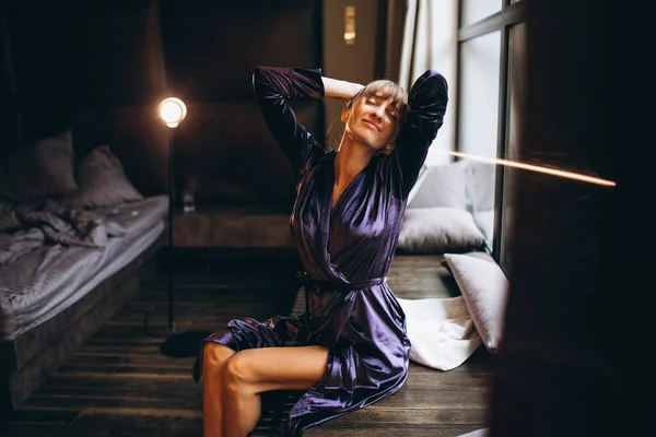 Женщина Фиолетовом Халате Спальне — стоковое фото