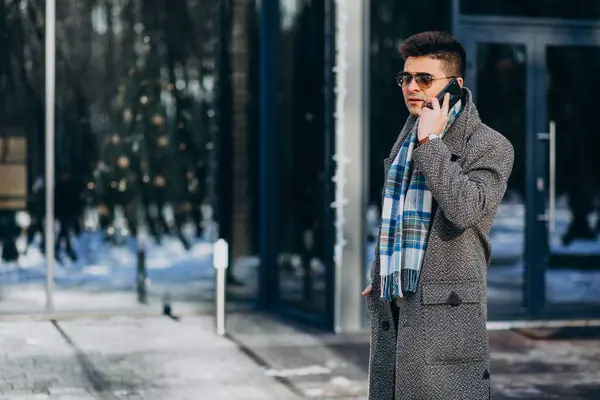 Jonge Knappe Man Buiten Met Telefoon — Stockfoto