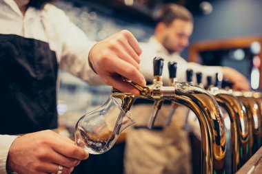 Barda bira içen iki yakışıklı barmen