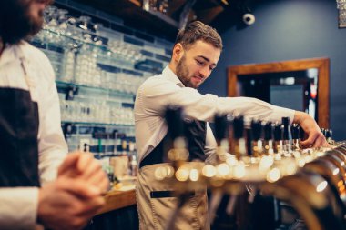 Barda bira içen iki yakışıklı barmen