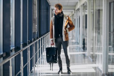 Çantalı genç yakışıklı adam.