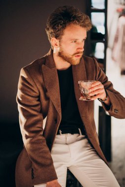 Sakallı yakışıklı viski içme