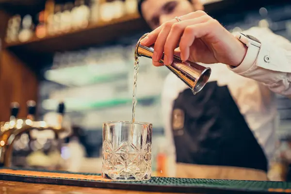 Snygg Bartender Gör Dricka Och Cocktails Vid Bänk — Stockfoto