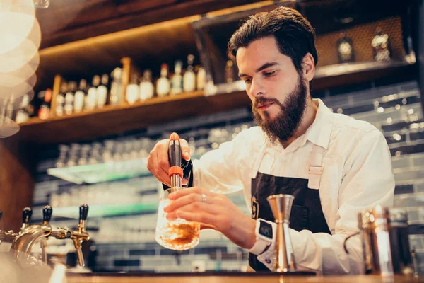 Bonito Barman Fazendo Bebidas Coquetéis Balcão — Fotografia de Stock