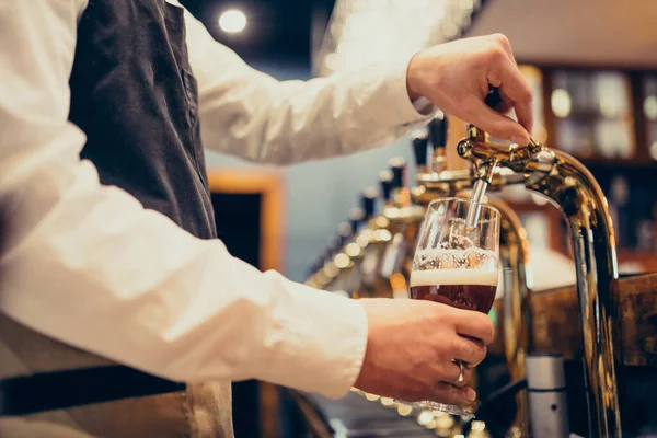 Barman Masculino Derramando Cerveja Pub — Fotografia de Stock