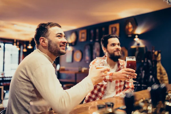 Dois Bonitos Barbudos Bebendo Cerveja Pub — Fotografia de Stock
