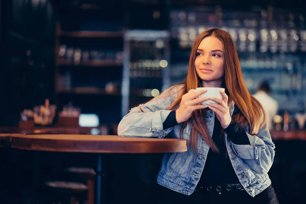 Νεαρή Όμορφη Γυναίκα Πίνει Καφέ Στο Μπαρ — Φωτογραφία Αρχείου