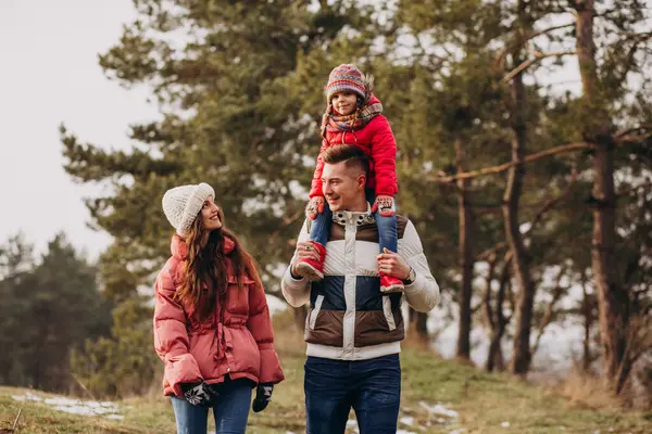 Junge Familie Geht Winter Gemeinsam Wald Spazieren — Stockfoto