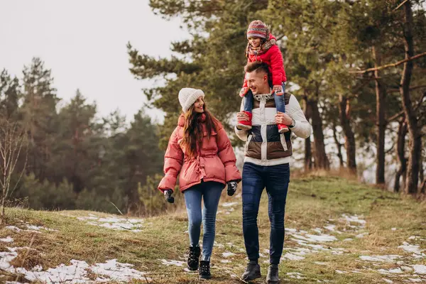 Junge Familie Geht Winter Gemeinsam Wald Spazieren — Stockfoto