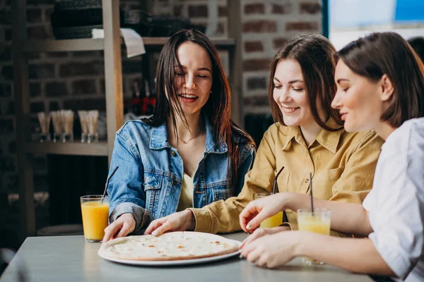 Τρεις Φίλες Τρώνε Πίτσα Ένα Μπαρ — Φωτογραφία Αρχείου
