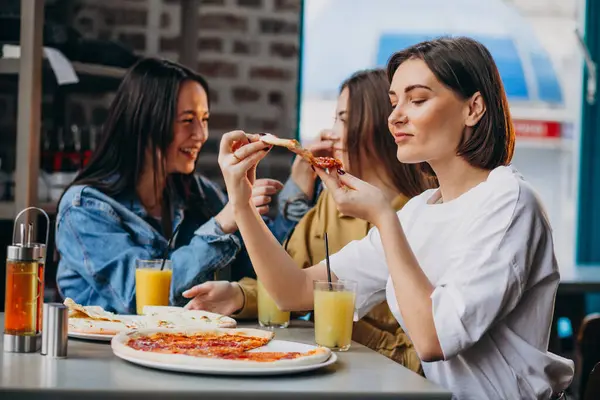 Τρεις Φίλες Τρώνε Πίτσα Ένα Μπαρ — Φωτογραφία Αρχείου
