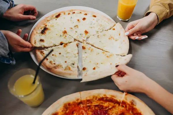 Tre Flickvänner Som Äter Pizza Bar — Stockfoto