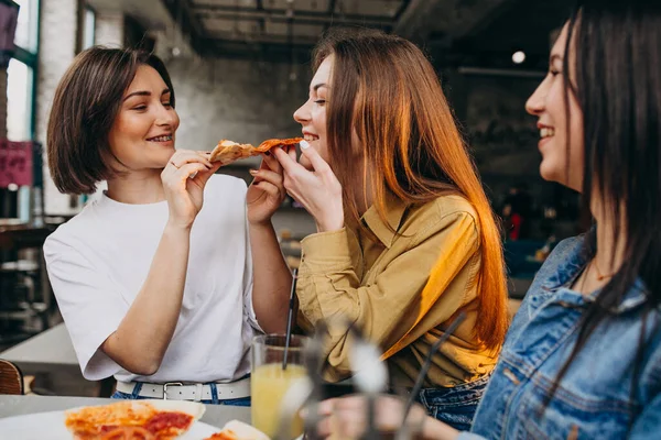 Κορίτσια Φίλες Τρώνε Πίτσα Ένα Μπαρ Την Ώρα Του Μεσημεριανού — Φωτογραφία Αρχείου